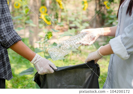 garbage collection, volunteer team pick up plastic bottles, put garbage in black garbage bags to clean up at parks, avoid pollution, be friendly to the environment and ecosystem 104200172