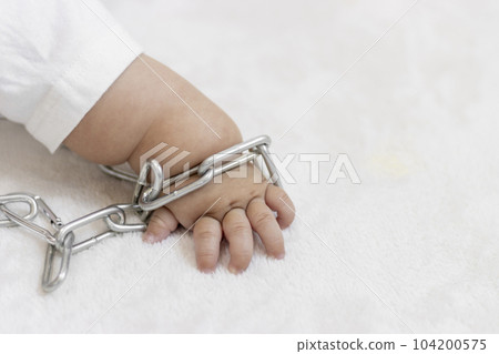 嬰兒的手被鍊子綁住的圖片 嬰兒的手被鍊子綁住的圖片 104200575