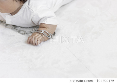 嬰兒的手被鍊子綁住的圖片 嬰兒的手被鍊子綁住的圖片 104200576