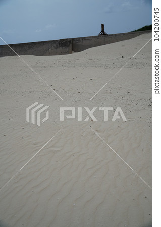 沙子又白又細。宮古島的外口海灘。 104200745