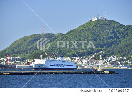 拍攝初夏北海道函館市津輕海峽渡輪駛入函館港的景色 拍攝初夏北海道函館市津輕海峽渡輪駛入函館港的景色 104200967