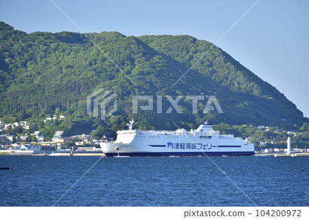 拍攝初夏北海道函館市津輕海峽渡輪駛入函館港的景色 拍攝初夏北海道函館市津輕海峽渡輪駛入函館港的景色 104200972