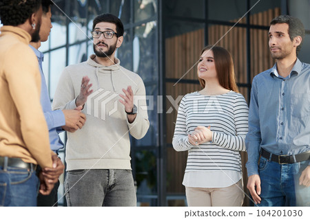 Business people stand and work in an office building 104201030