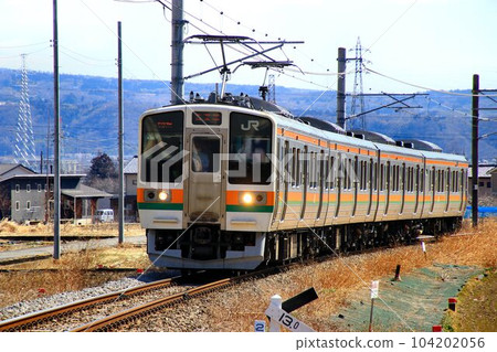 This is the hot spring highway!? Access to Gunma's Okuzashiki and hot spring village Go on the "Azuma Line"... 211 series train 104202056