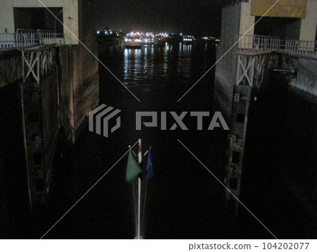 埃及尼羅河伊斯納船閘前（下游）閘門全面開放 104202077