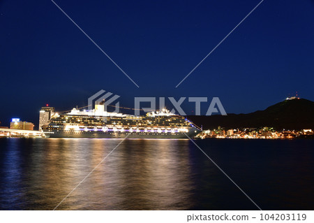 拍攝初夏北海道函館市函館港停靠的 Costa Serena 遊輪的景色 拍攝初夏北海道函館市函館港停靠的 Costa Serena 遊輪的景色 104203119
