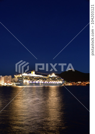 拍攝初夏北海道函館市函館港停靠的 Costa Serena 遊輪的景色 104203121