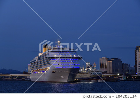 拍攝初夏北海道函館市函館港停靠的 Costa Serena 遊輪的景色 拍攝初夏北海道函館市函館港停靠的 Costa Serena 遊輪的景色 104203134