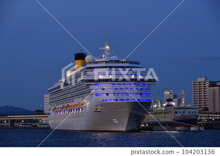 拍攝初夏北海道函館市函館港停靠的 Costa Serena 遊輪的景色 拍攝初夏北海道函館市函館港停靠的 Costa Serena 遊輪的景色 104203136