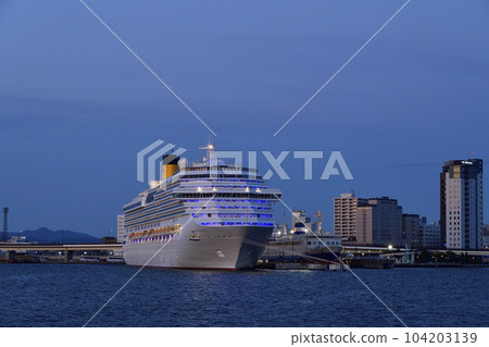 拍攝初夏北海道函館市函館港停靠的 Costa Serena 遊輪的景色 104203139