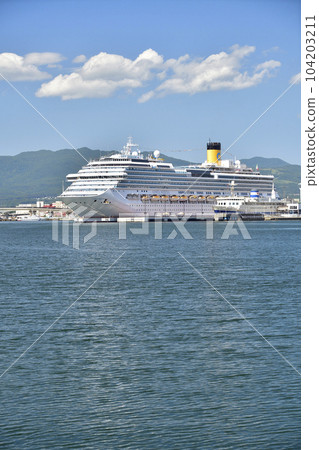 拍攝初夏北海道函館市函館港停靠的 Costa Serena 遊輪的景色 拍攝初夏北海道函館市函館港停靠的 Costa Serena 遊輪的景色 104203211