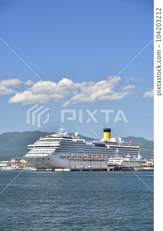 拍攝初夏北海道函館市函館港停靠的 Costa Serena 遊輪的景色 104203212