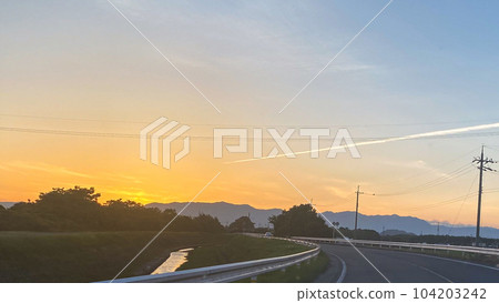 飛機雲和日落 104203242