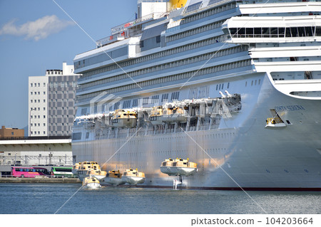 初夏在北海道函館市函館港拍攝“Costa Serena”號遊輪救生艇檢查 104203664