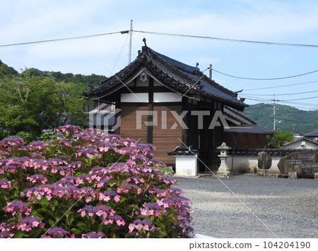 以繡球花寺而聞名的岡山縣津山市的天台宗“長法寺”:山門 以繡球花寺而聞名的岡山縣津山市的天台宗“長法寺”:山門 104204190
