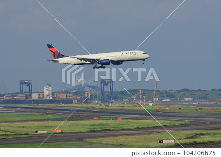 以東京市為背景降落的客機 降落在羽田機場的客機 以東京市為背景降落的客機 降落在羽田機場的客機 104206675
