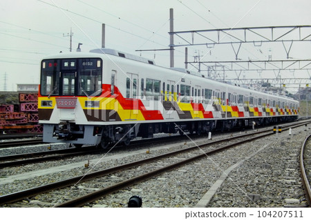 1984年4月8日，海老名車站的小田急8000“袖珍”彩繪車、8152等 104207511