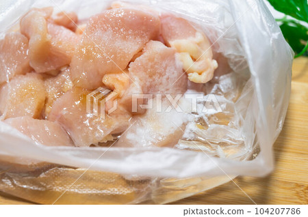 Soften a bite-sized piece of chicken with baking soda Soften a bite-sized piece of chicken with baking soda 104207786