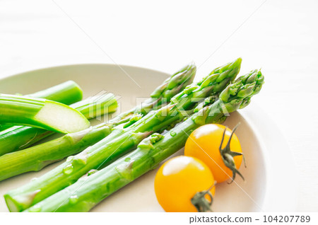 蘆筍和迷你番茄 蘆筍和迷你番茄 104207789