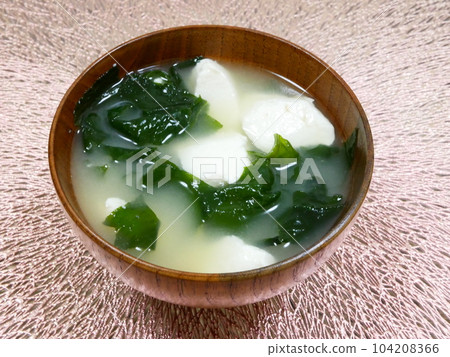 Miso soup with tofu and wakame 104208366