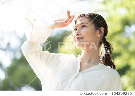 一個關心太陽的年輕女人 一個關心太陽的年輕女人 104209250