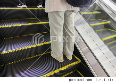 自動扶梯上女人的腳 自動扶梯上女人的腳 104210513
