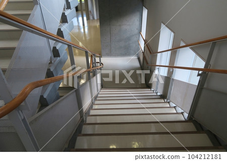 帶平台的樓梯 104212181
