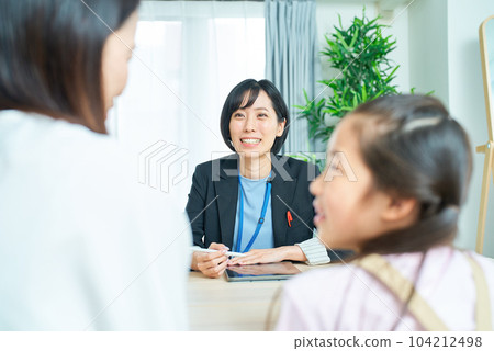 Conversation scene of a woman in a suit with a parent and child Conversation scene of a woman in a suit with a parent and child 104212498
