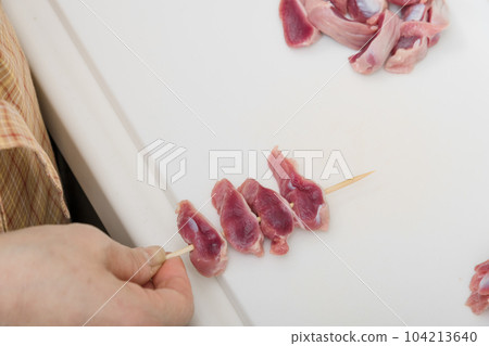 [Housewife skewering yakitori gizzards] 104213640