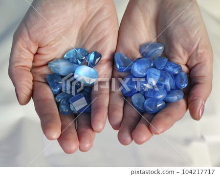 雙手握住藍色天然石（能量石）的狀態 104217717