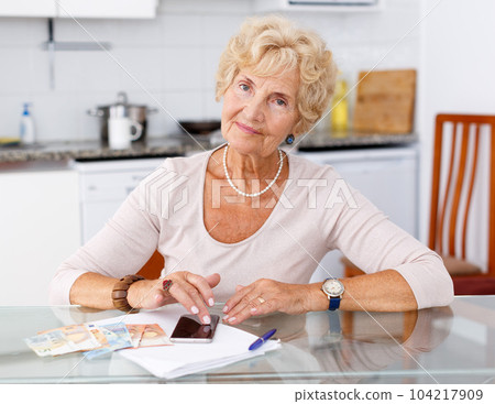 Elderly woman counting Elderly woman counting 104217909