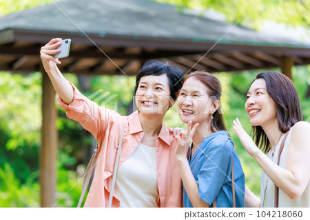 Sightseeing for middle-aged girls Image of a girls' trip 104218060