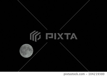 北斗市白州町,一輪月齡為 6 月 14.5 日的小月亮高高地昇在南方天空(位置:左下) 北斗市白州町,一輪月齡為 6 月 14.5 日的小月亮高高地昇在南方天空(位置:左下) 104219380