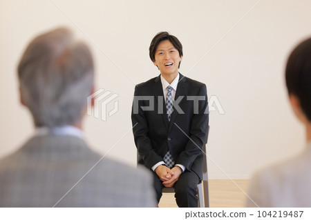 換工作_30多歲的商人接受采訪_1 104219487