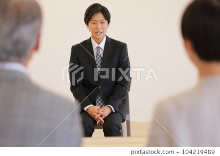 Job interview_Businessman in his thirties who speaks unconfidently_1 104219489