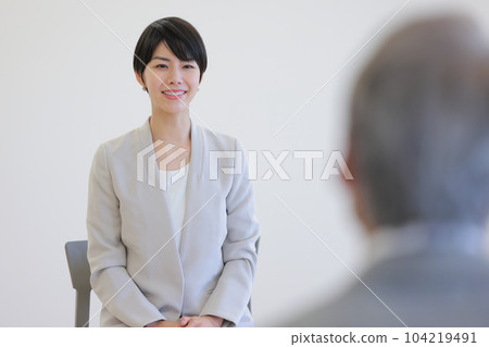 工作變動 _ 接受采訪的年輕女商人 _ 1 工作變動 _ 接受采訪的年輕女商人 _ 1 104219491