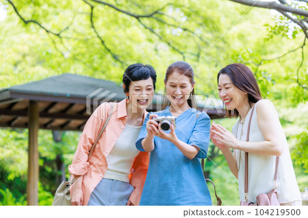 中年女孩旅遊 女孩旅行圖 104219500