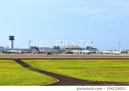[Kagawa Prefecture] Runway and terminal building seen from Sanuki Kodomo no Kuni (Takamatsu Airport) 104220001