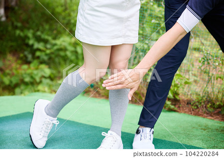 女子打高爾夫球 女子打高爾夫球 104220284