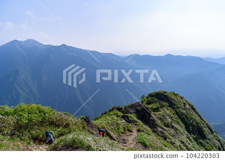 Climbers climbing the chains on Tanigawadake and Nishiguro Ridge in early summer 104220303
