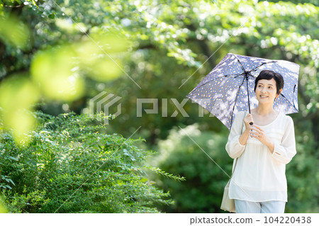 一個打著陽傘的中年婦女 104220438