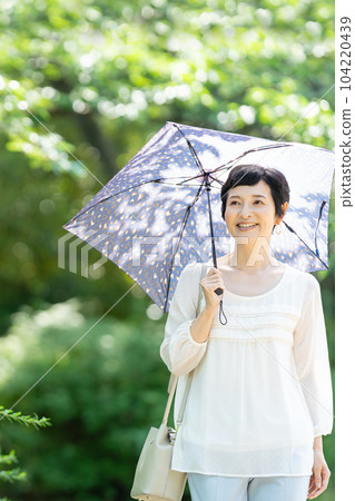 一個打著陽傘的中年婦女 104220439