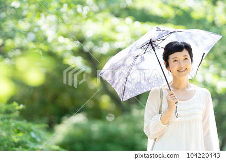 一個打著陽傘的中年婦女 104220443