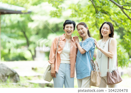中年婦女出遊女性旅行 中年婦女出遊女性旅行 104220478