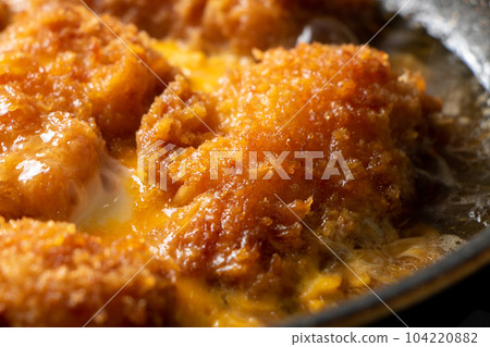 Fried leftovers remake cooking scene. Boil the fried squid with eggs. 104220882