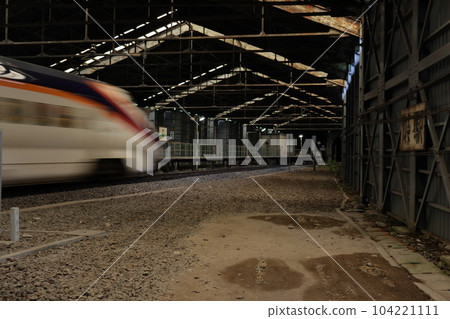 山形新幹線高速通過奧羽本線峠毛站(山形縣米澤市) 山形新幹線高速通過奧羽本線峠毛站(山形縣米澤市) 104221111