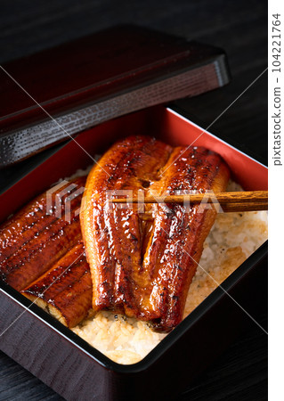 鰻魚飯 用筷子夾起鰻魚 鰻魚飯 用筷子夾起鰻魚 104221764