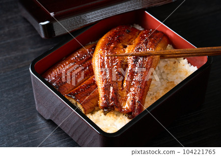 鰻魚飯 用筷子夾起鰻魚 鰻魚飯 用筷子夾起鰻魚 104221765