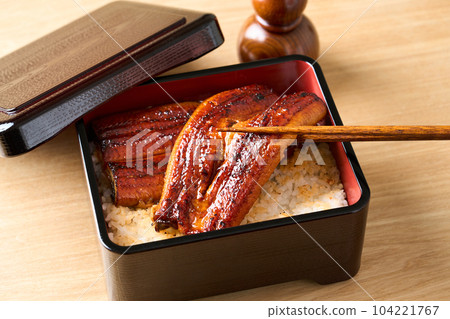 鰻魚飯 用筷子夾起鰻魚 104221767