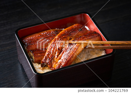 鰻魚飯 用筷子夾起鰻魚 鰻魚飯 用筷子夾起鰻魚 104221769